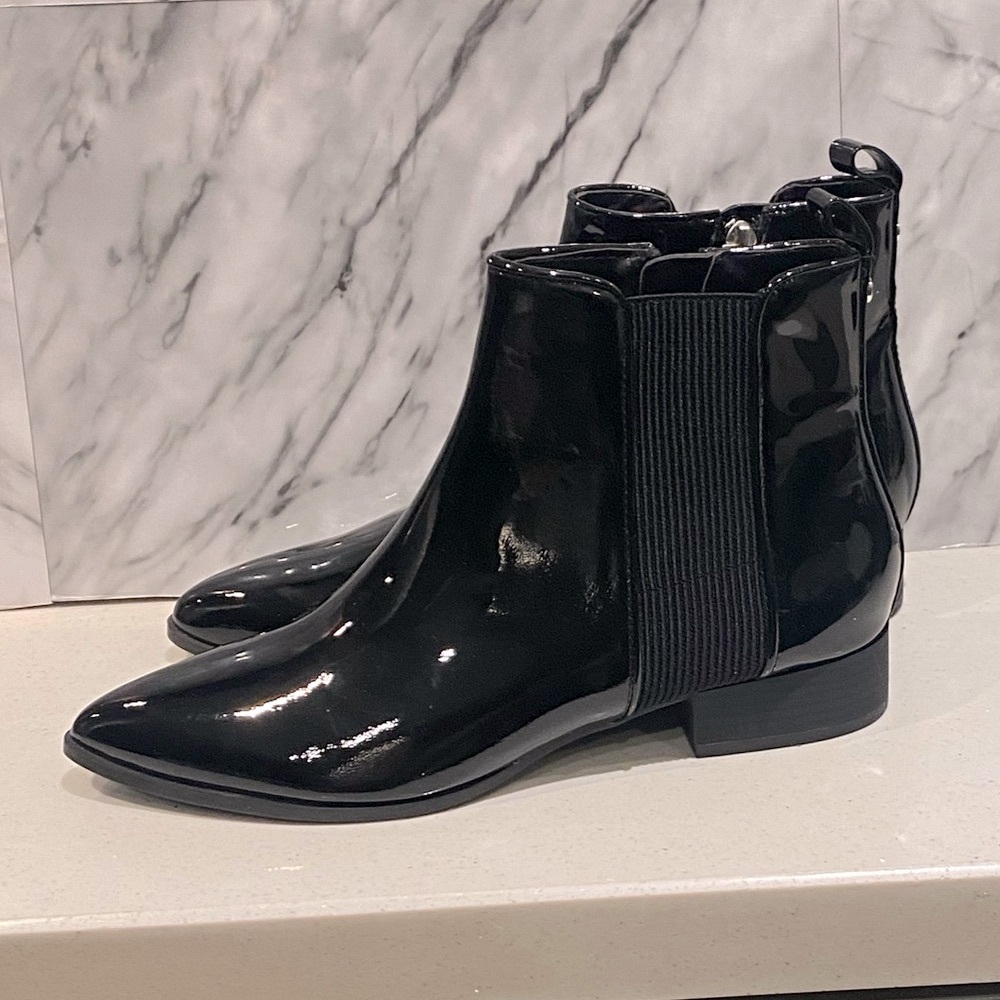 New - DKNY stylist ankle boots pattern leather very glossy